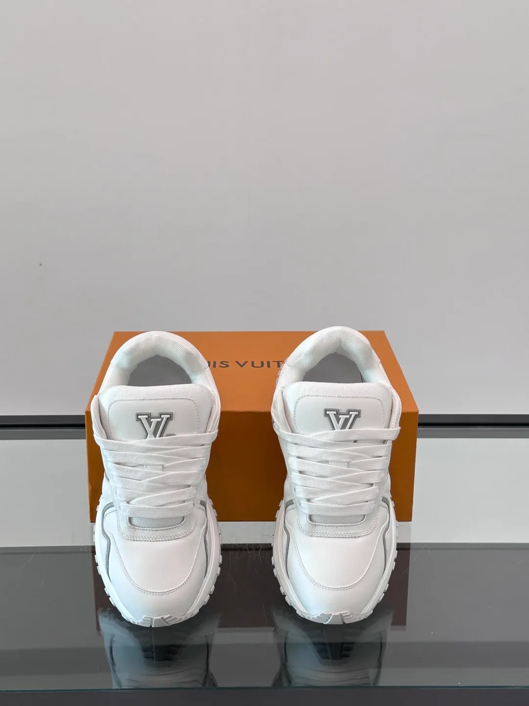 Men's Men's Shoes 💰p480 "＊OUIS ＊UITTO＊" sneakers debuted in the 2025 early autumn series, continuing the iconic design of Run Away sneakers in a large version. The smooth calfskin upper features contrasting LV lettering and Vuitton logos, while a lightweight rubber wedge outsole evokes running shoe construction. High level of comfort. Looks good, wears well and matches well. Worth buying🎶🎶🎶 size: 38-44 (45 customized)